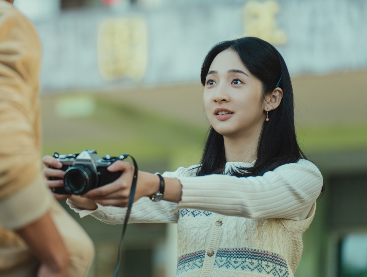 《那張照片裡的我們》李沐飾演有閱讀障礙的賢英，透過相機鏡頭看世界。（瀚草文創GrX STUDIO提供）