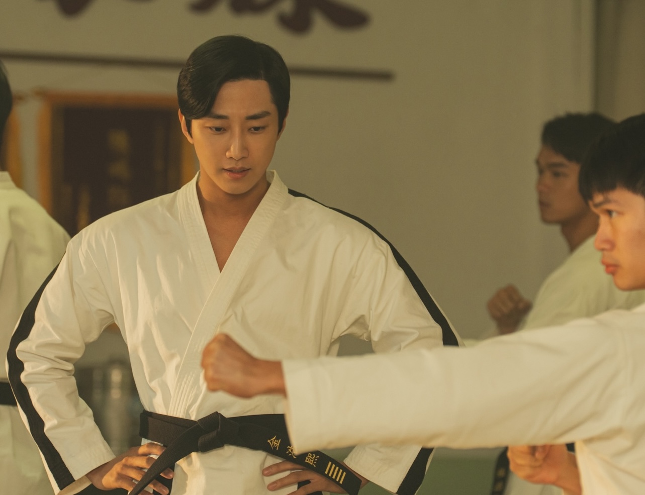 《那張照片裡的我們》振永飾演來自韓國的跆拳道教練。（瀚草文創GrX STUDIO提供）