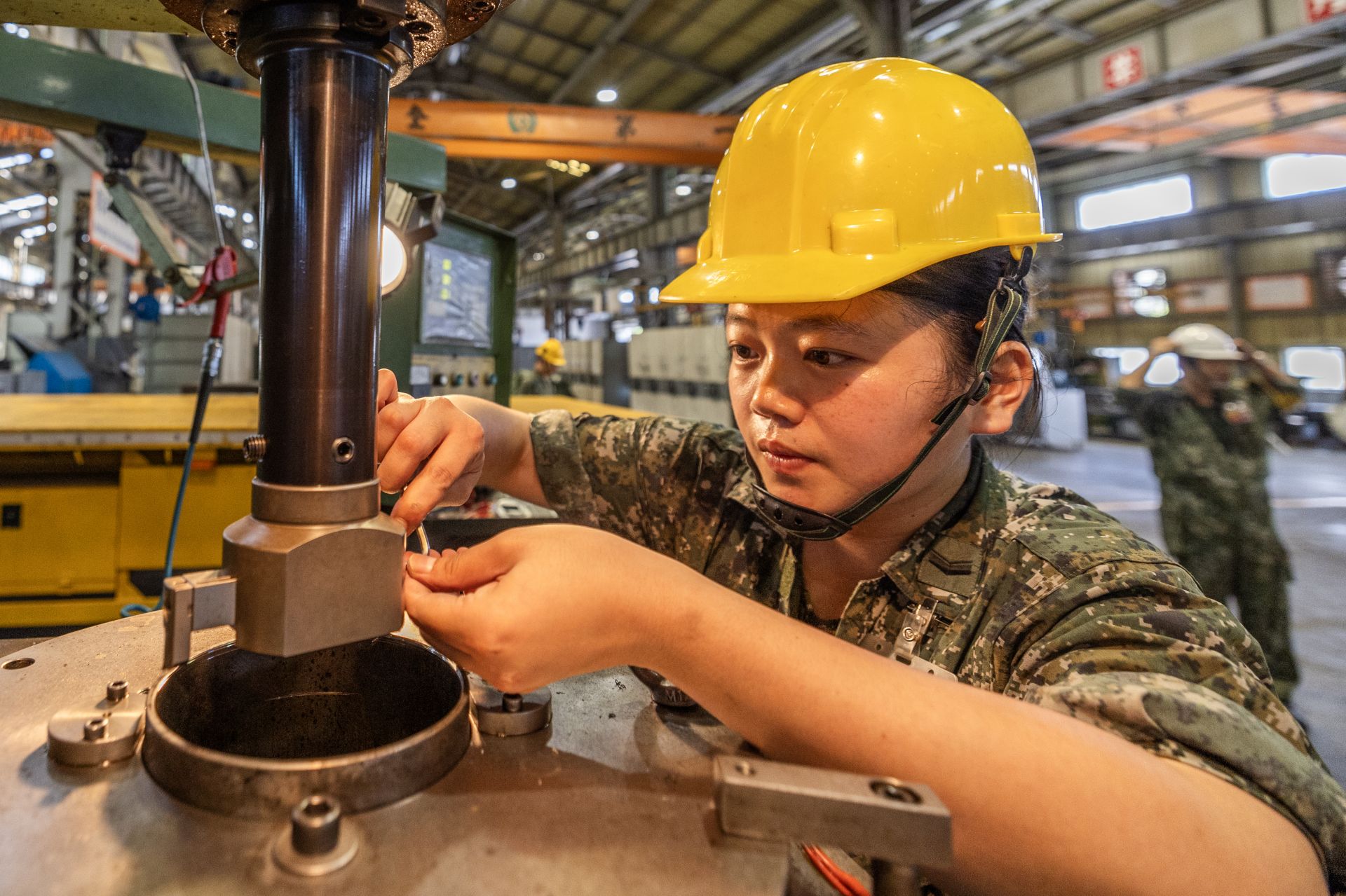  新進未滿半年的官兵為「生手」，得由資深甲車修護士陪同進行修製工作。（記者林睿奕攝）