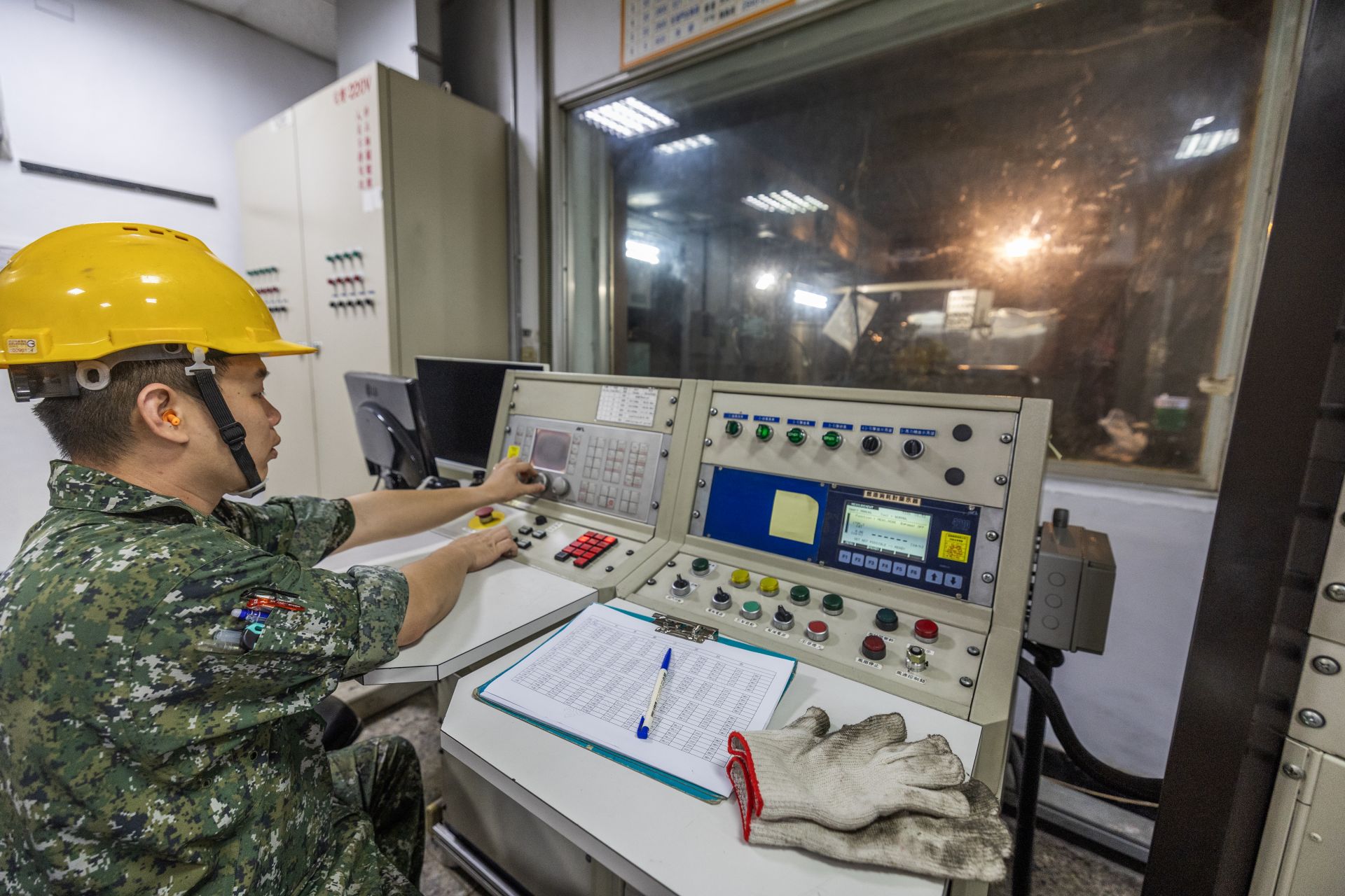  動力所官兵針對引擎進行馬力測試，確保裝備達到新品標準。（記者林睿奕攝）