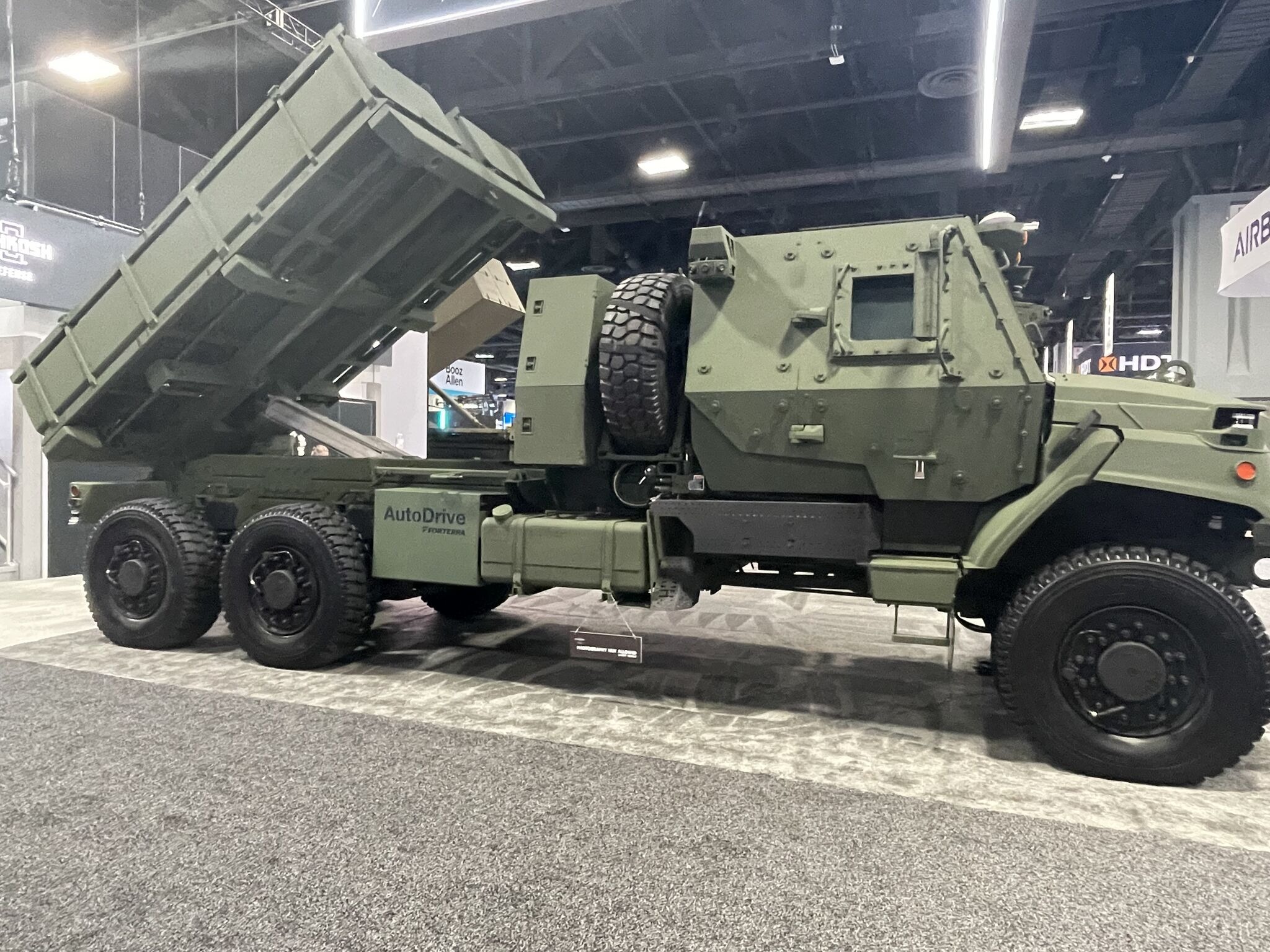  「中型版」M-MAV採用輪型戰術卡車載臺，具備導航、遠端操作和自動補給功能，並可搭載各式多管火箭系列彈藥。（取自奧希科什「X」帳號）