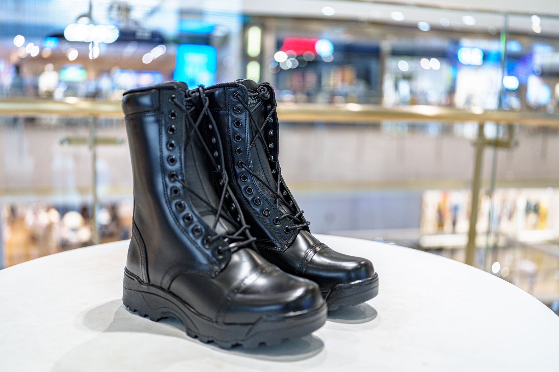 國軍傘兵靴為高筒全皮設計，具防穿刺功能，提升跳傘安全。（記者傅啟禎攝）