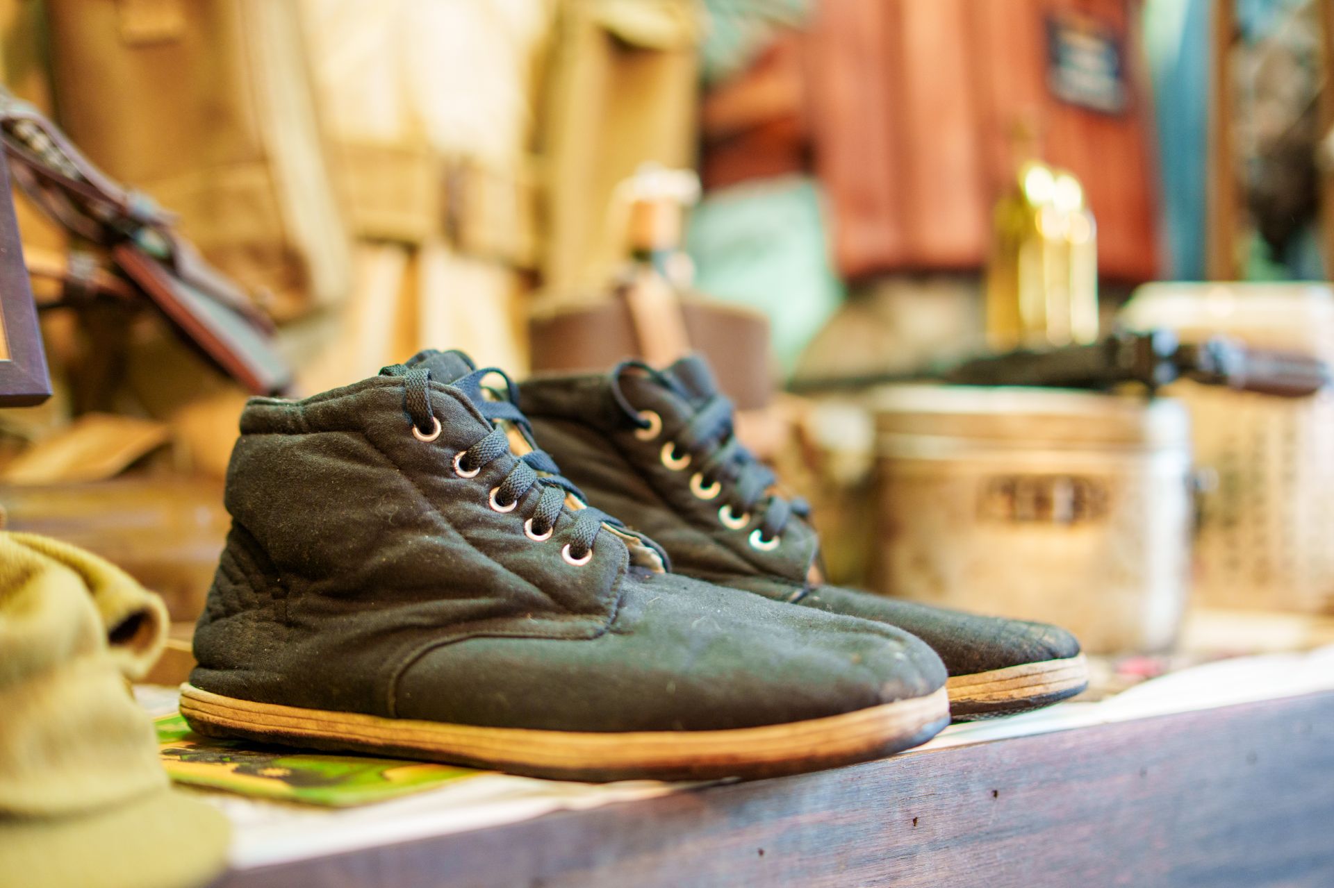 全黑布面的布鞋，因造價低廉更為普遍。（記者傅啟禎攝）