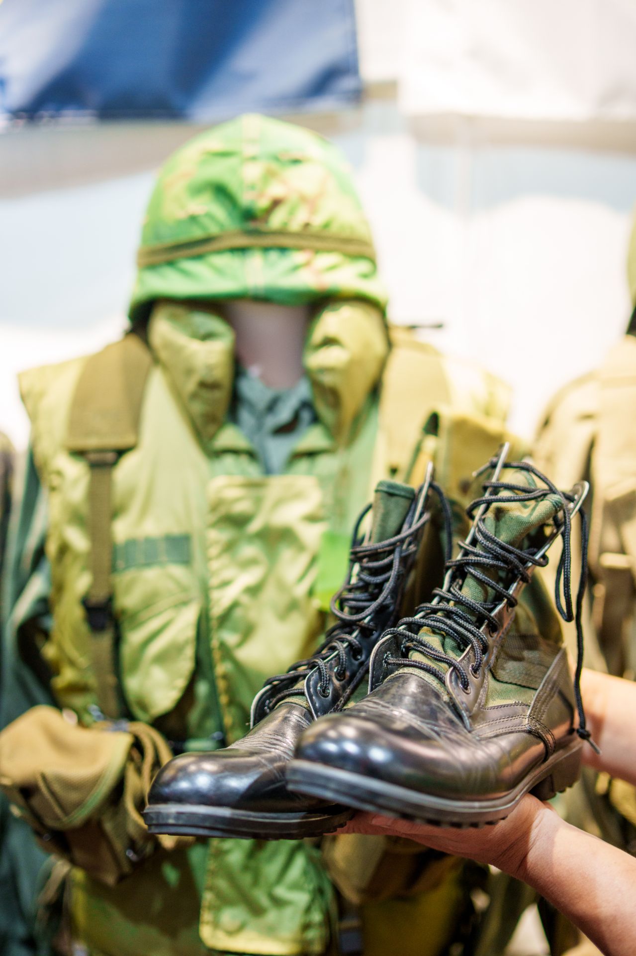 美軍叢林靴用帆布與橡膠打造，防水透氣，奠定現代軍靴設計基礎。（記者傅啟禎攝）