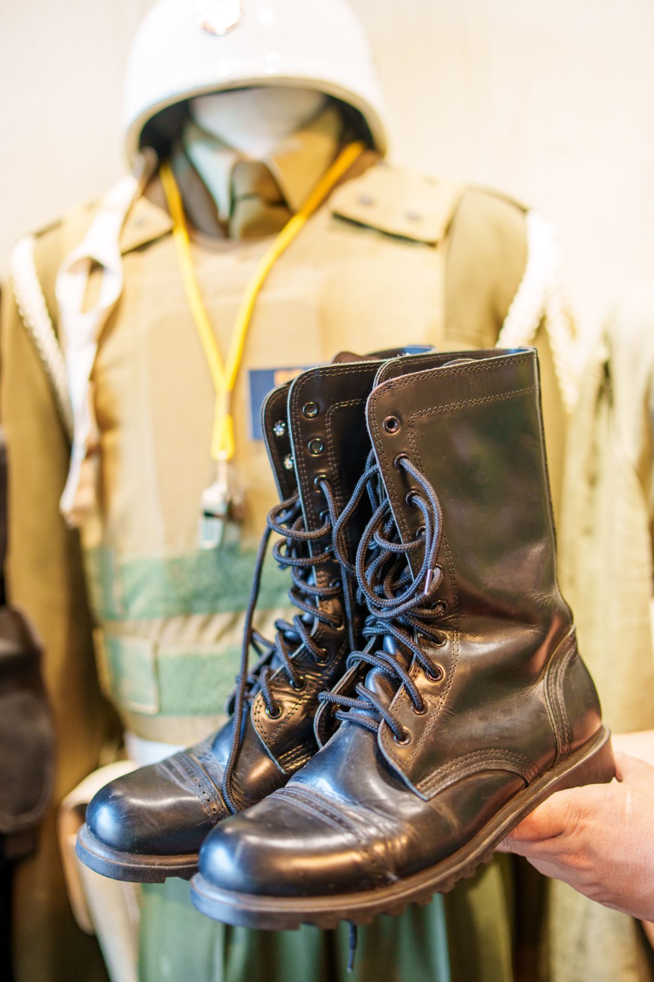 憲兵甲鞋全皮高筒設計，具雕花孔與戰鬥靴鞋底，兼具禮儀與實用。（記者傅啟禎攝）