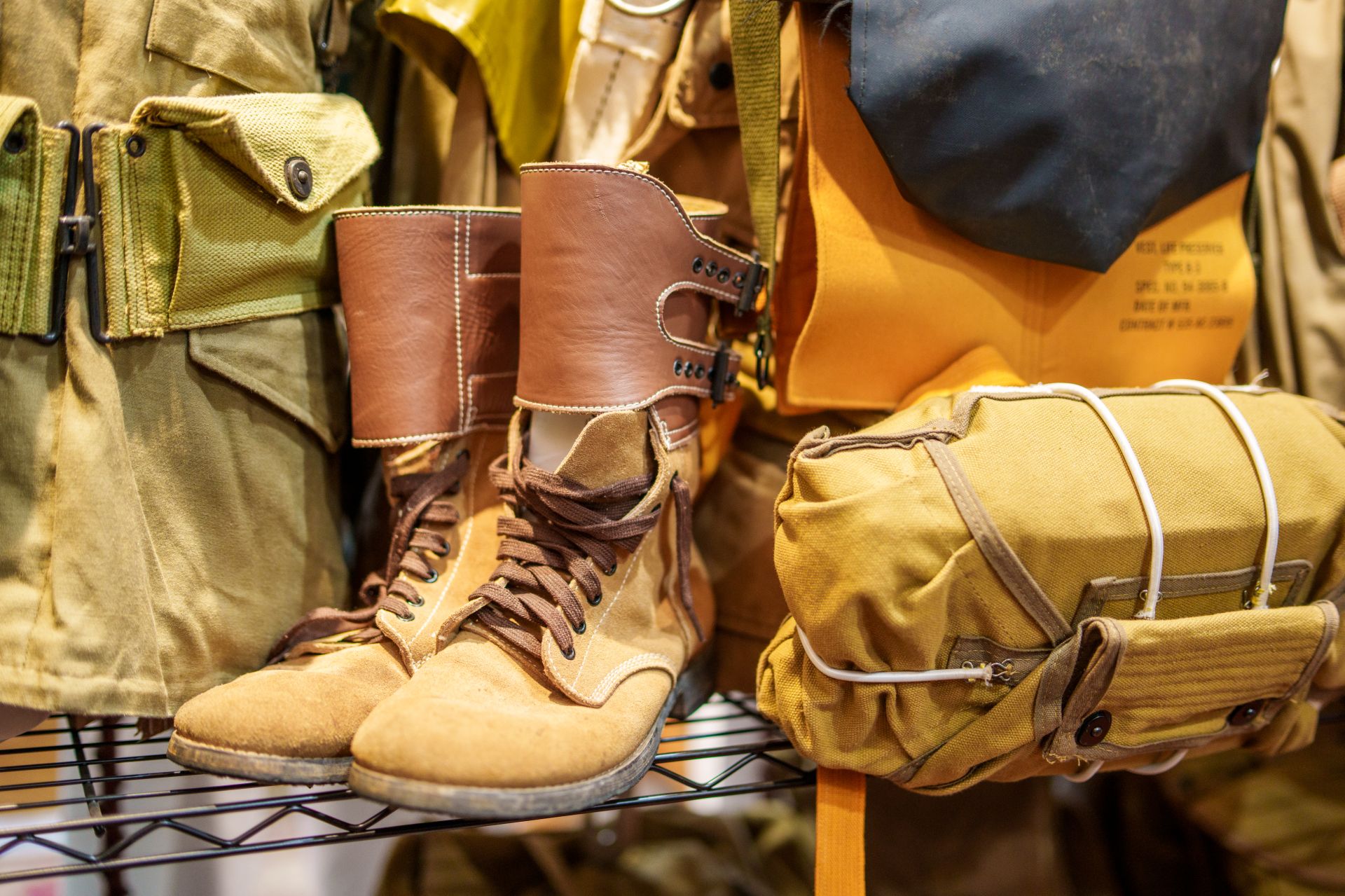  M1943戰靴配護脛扣環，拆卸後可當軍靴用，是二戰經典設計。（本報資料照片）