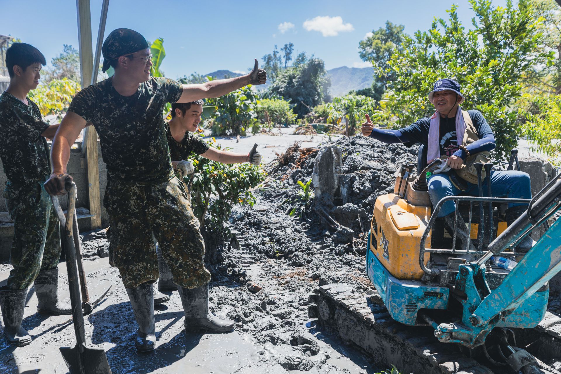  唯有持續深化軍民合作、強化互信，才能築起堅不可摧的鋼鐵堡壘，守護家園與自由民主的生活。圖為日前國軍展現高效執行力，與地方攜手為花蓮光復鄉親重建美好家園。（本報資料照片）