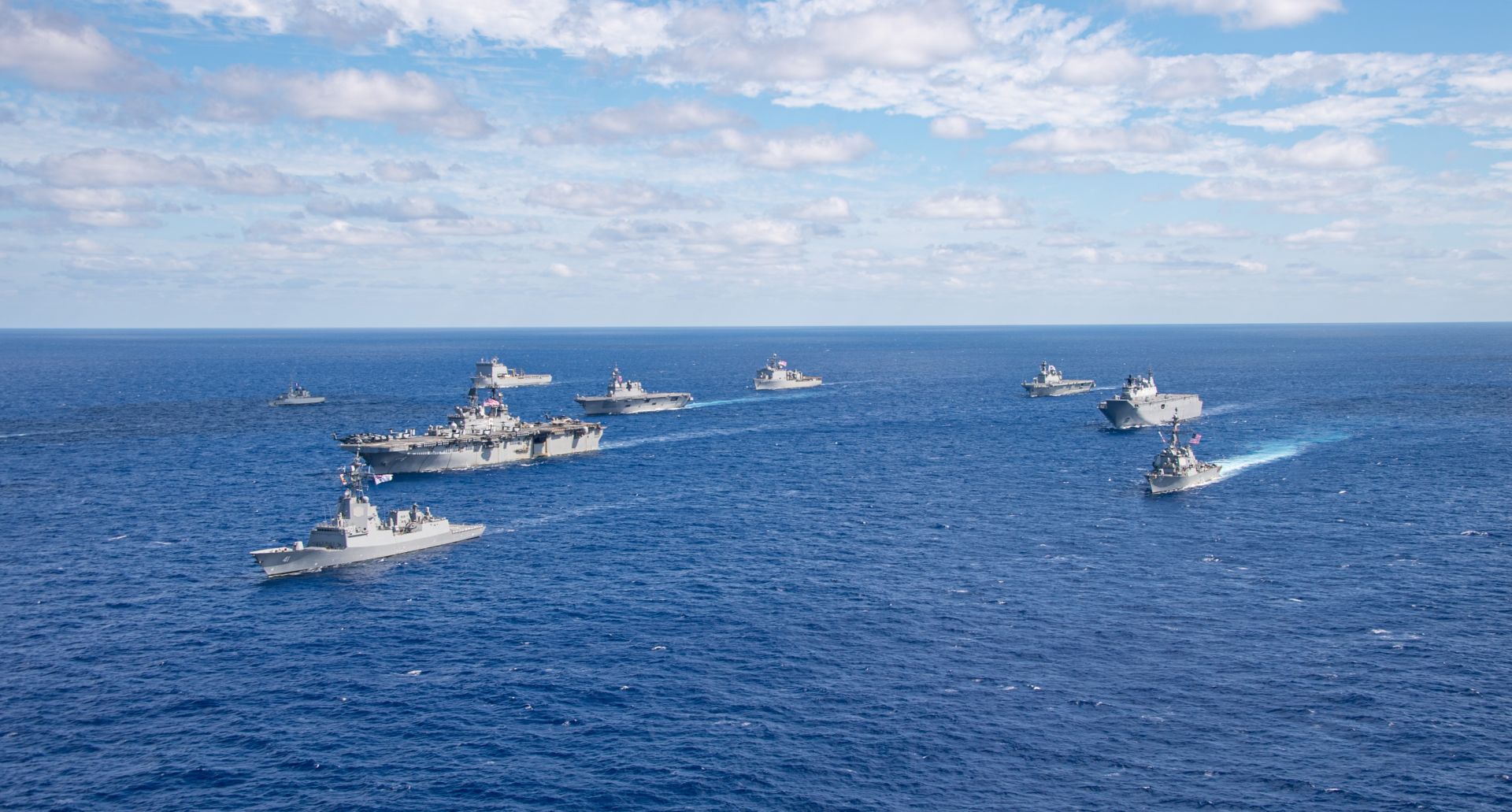  第7艦隊隸屬美國印太司令部的太平洋艦隊，責任範圍達西太平洋和印度洋，東起國際換日線，西至非洲東岸紅海（不含波斯灣），南達印度洋及南極，北至白令海峽，司令部設在日本橫須賀港，駐地包括佐世保基地、沖繩和韓國釜山、浦項、鎮海基地及新加坡等地。（取自美國海軍第7艦隊官網）