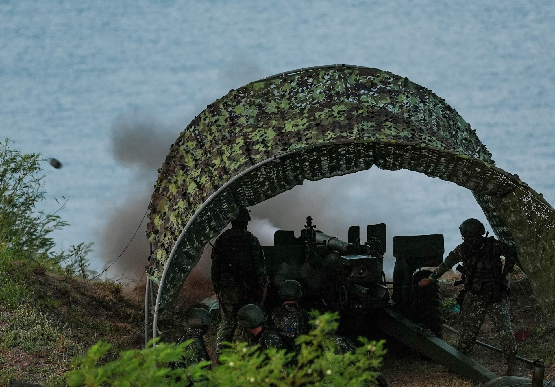 此次操演同步驗證105榴砲「直接瞄準射擊」課目，模擬海上登陸敵軍進入可目視目標距離實施射擊。（記者謝承宏攝）