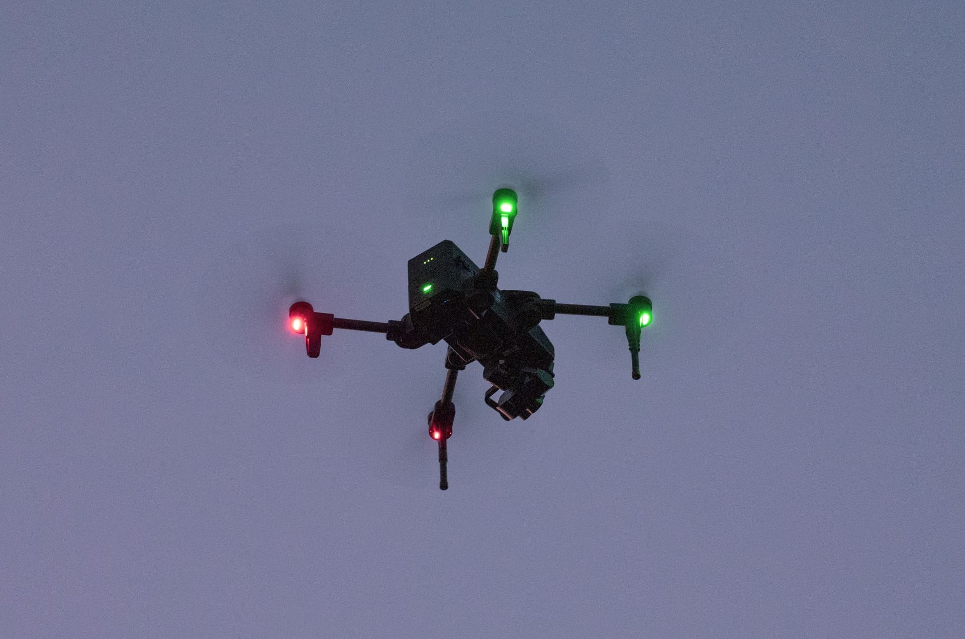 微型無人機進行目標區域偵察與戰場監控，回傳即時影像供指揮所判讀，為後續火力奠定準確基礎。（記者謝承宏攝）