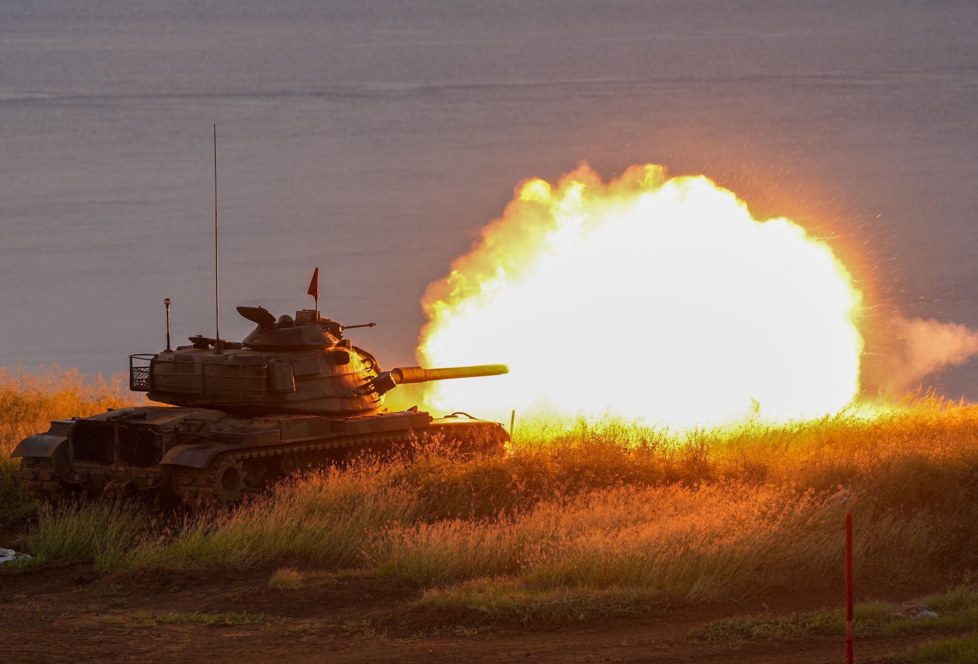 澎防部「鎮疆操演」昨日操作M60A3戰車等各式武器進行實彈射擊。（記者謝承宏攝）