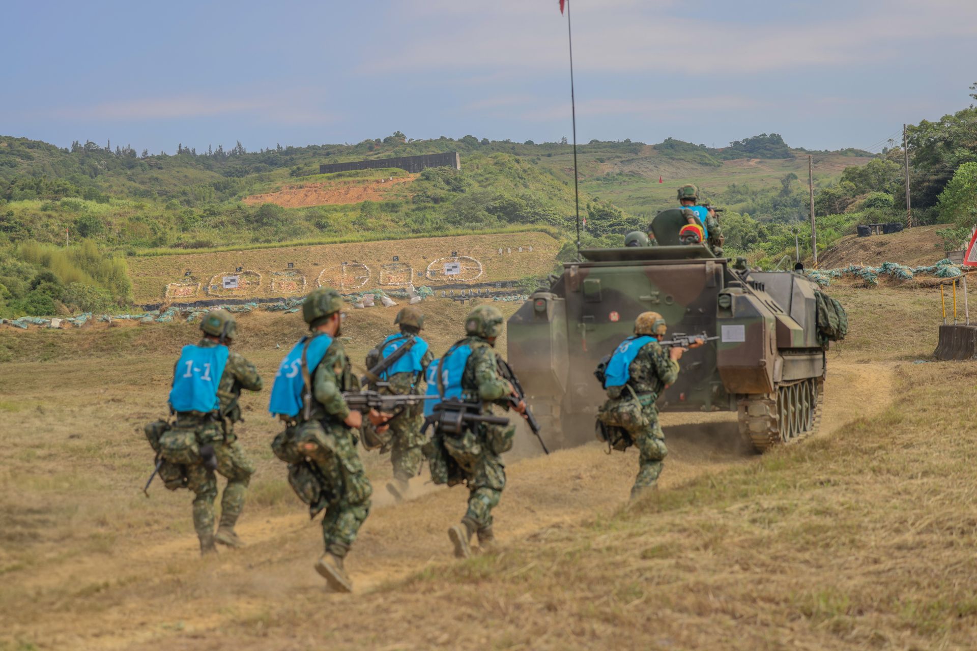 CM21車組展開車輛前導隊形，強化步戰協同的戰術默契與實戰應處效能。（記者王子昌攝）