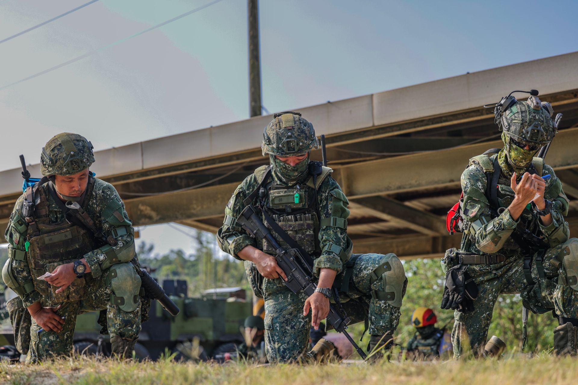 機步排排長召集各車組幹部下達命令，磨練幹部臨場判斷與指揮能力。（記者王子昌攝）