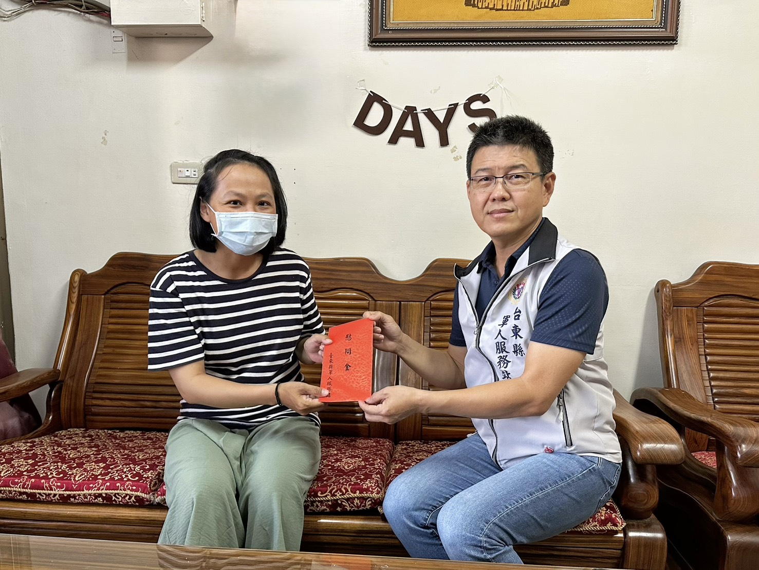 臺東縣軍人服務站站長曾仁政關懷陸軍東指部邱姓上兵傷勢復原情形，並致贈慰問金。（臺東縣軍人服務站提供）