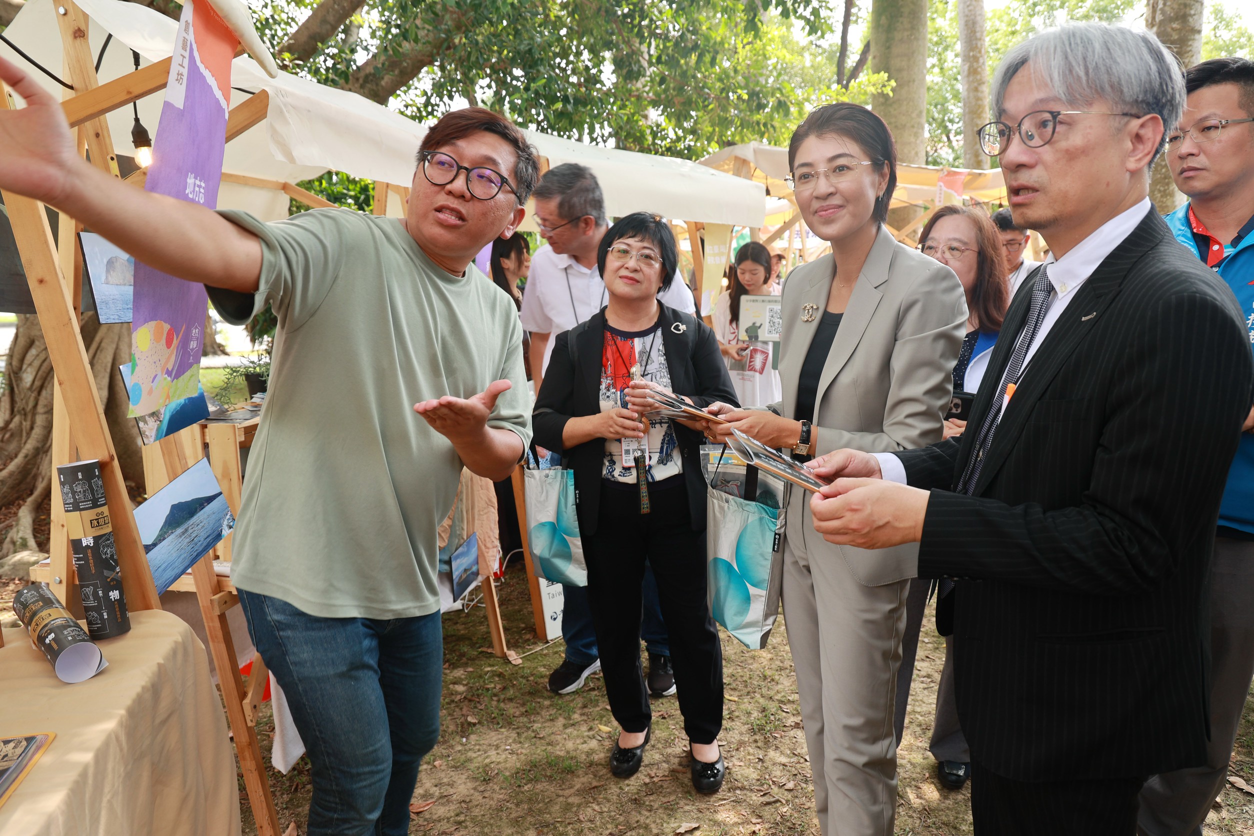 南投縣政府與臺灣地域振興聯盟共同舉辦的「第6屆地方創生年會」15至18日在南投登場，南投縣長許淑華今日前往致意。（記者張益銘攝）