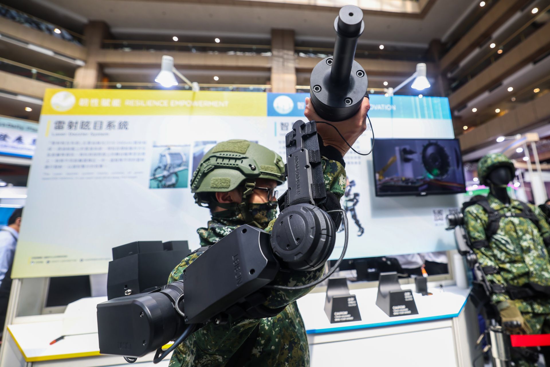中科院展出的「全身型智慧輔力外骨骼系統」，為整合生物運動學、機器人學、AI與人因工程等跨領域技術，融合智慧感測與動力輔助功能，能即時感應提供推力，現場並模擬單兵進行彈藥補給任務，輕鬆舉起20公斤重的105公厘戰車砲彈模型，展現國防自主與前瞻科技成果。（記者葉軒瑜攝）