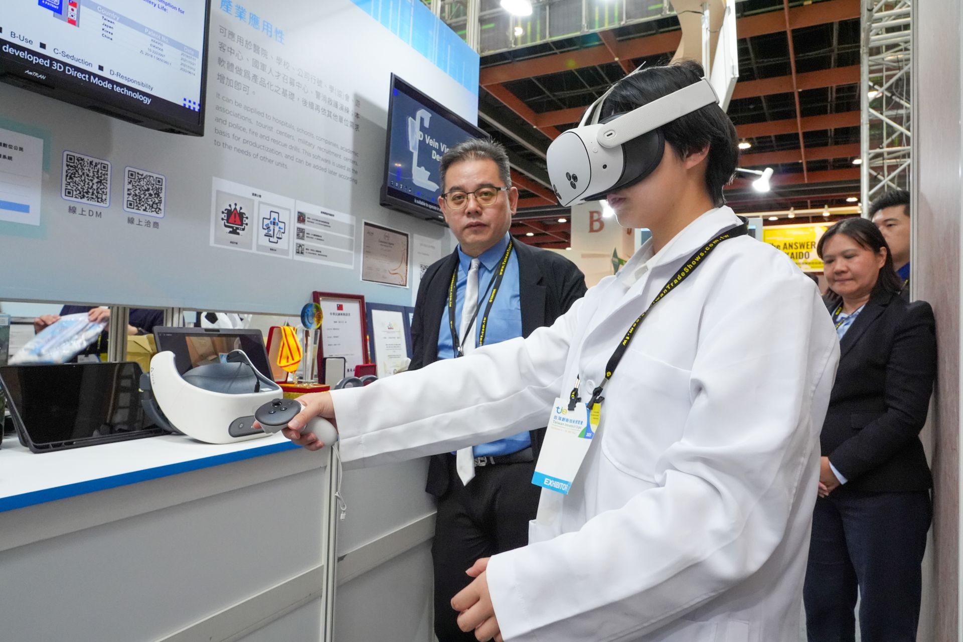 國防醫學大學展出「模擬訓練器」等多項專利，展現AI科技醫療應用能量。（記者謝承宏攝）