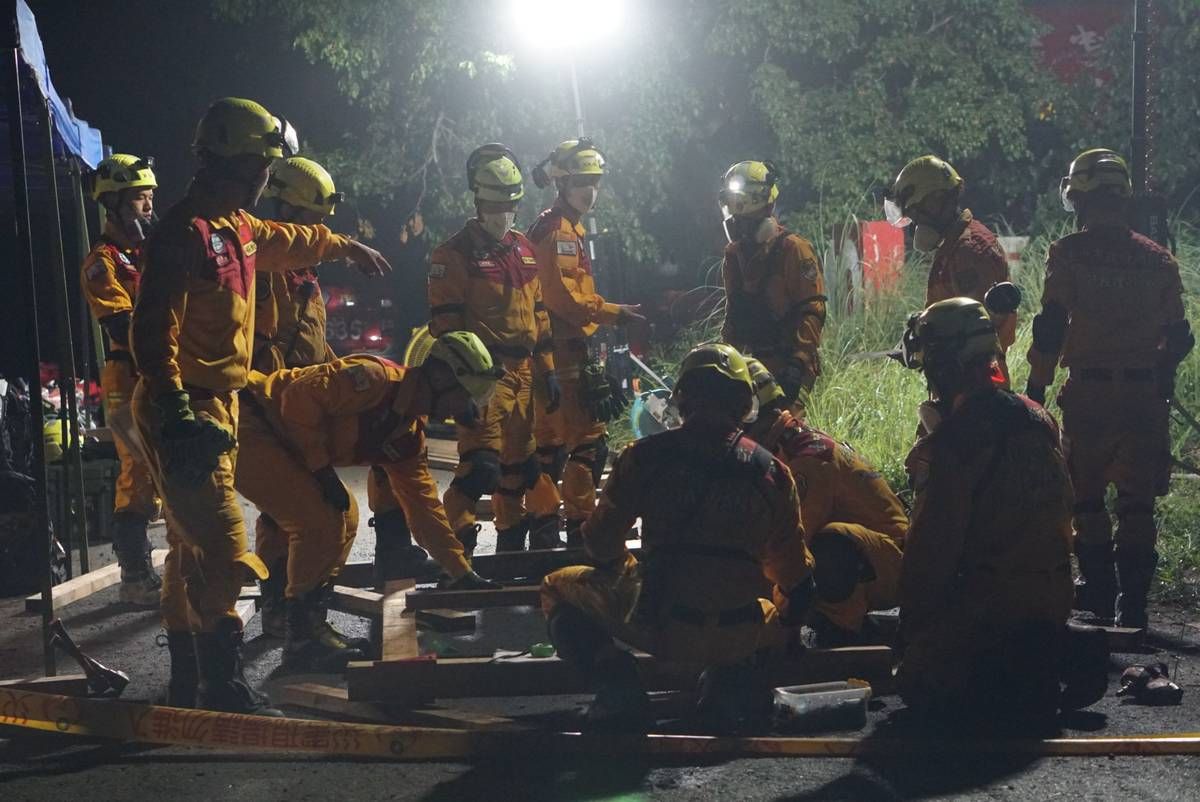 支撐作業預組裝。（中市消防局提供）