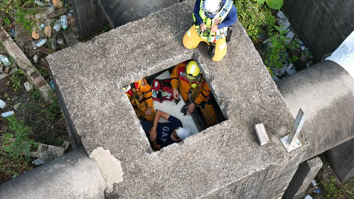 侷限空間患者醫療處置。（中市消防局提供）