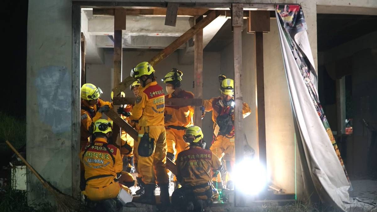 倒塌建築物垂直支撐作業。（中市消防局提供）