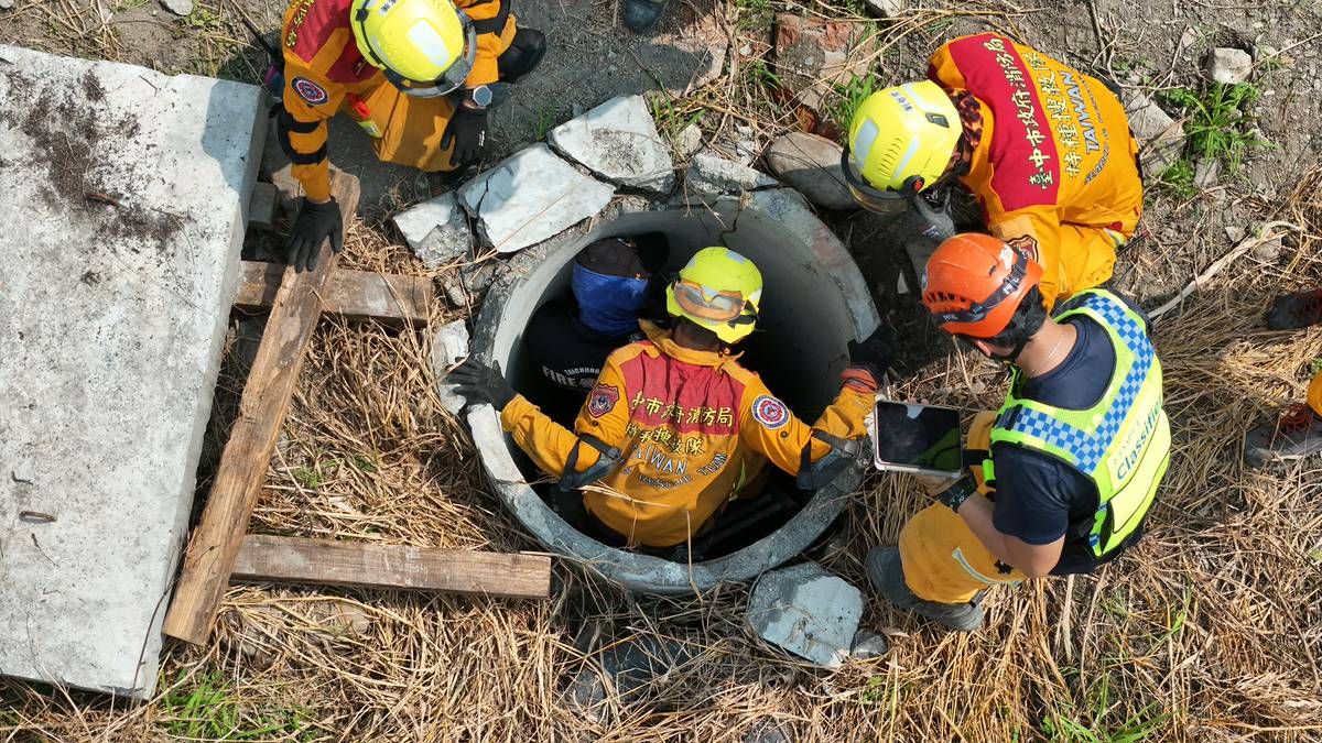 狹小空間患者處置。（中市消防局提供）