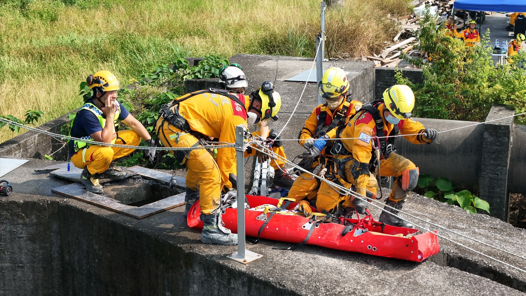傷患侷限空間脫困。（中市消防局提供）