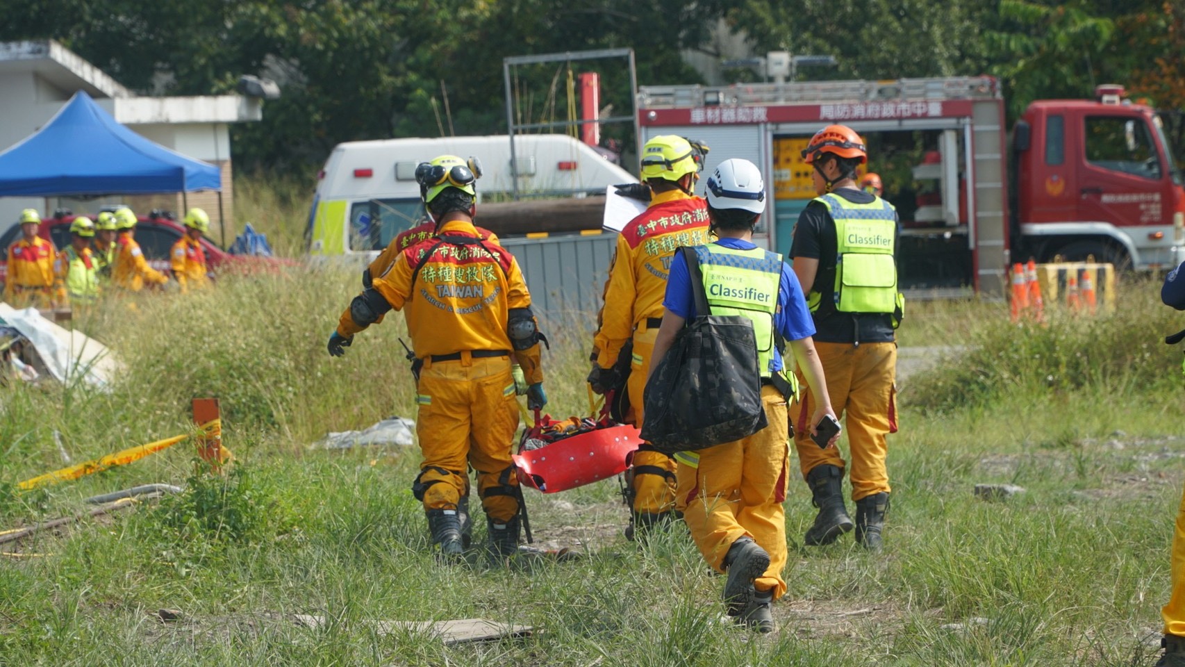 傷患搬運。（中市消防局提供）