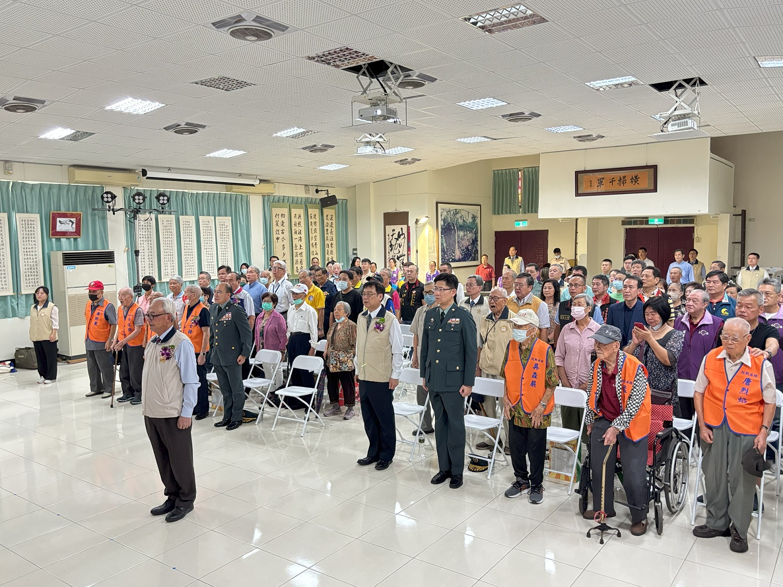 活動中，全體人員默哀1分鐘，向在抗戰中犧牲的將士與已故榮民致敬。（記者孫建屏攝）