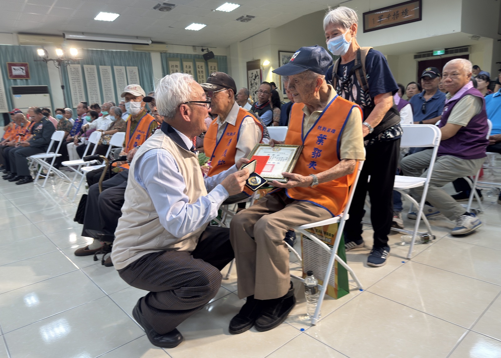 陳進廣副主委一一頒發10位參與抗戰的國軍老英雄。（記者孫建屏攝）