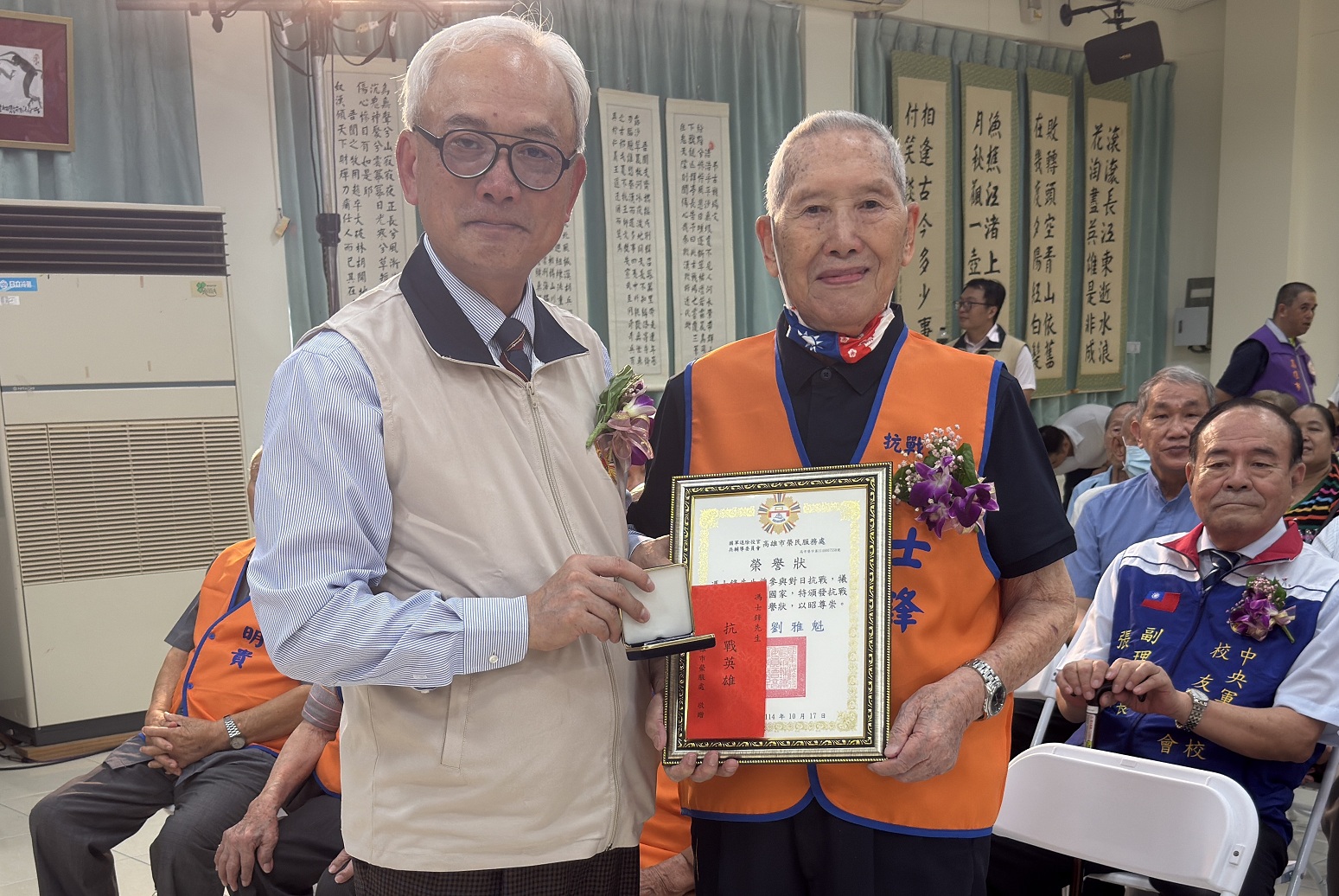 陳進廣副主委一一頒發10位參與抗戰的國軍老英雄。（記者孫建屏攝）