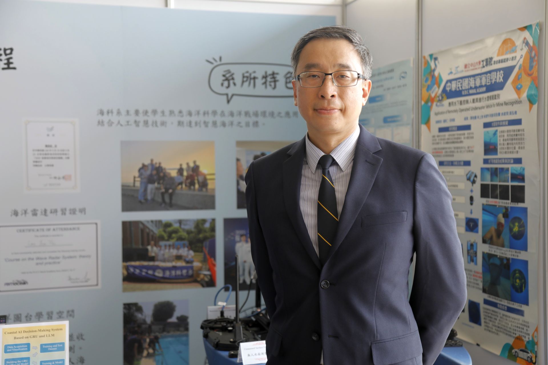 海軍官校海洋科學系副教授鍾育仁上校期盼能將海洋科學與 AI 技術深度融合，投入無人海洋載具研發，帶領學生共同實現「智慧海洋」的願景。（記者孫建屏攝）