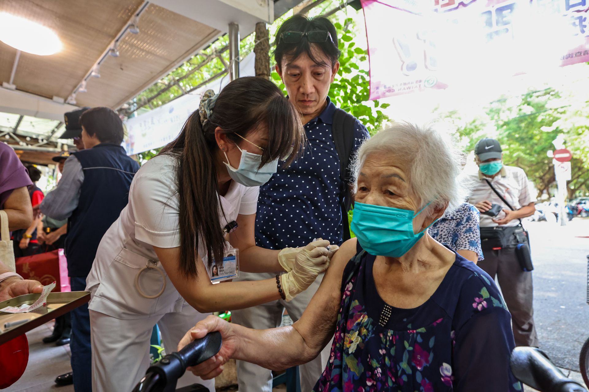 三總松山分院醫護人員為里民進行疫苗接種，並提供健康管理與醫師諮詢服務。（記者劉宸瑋攝）
