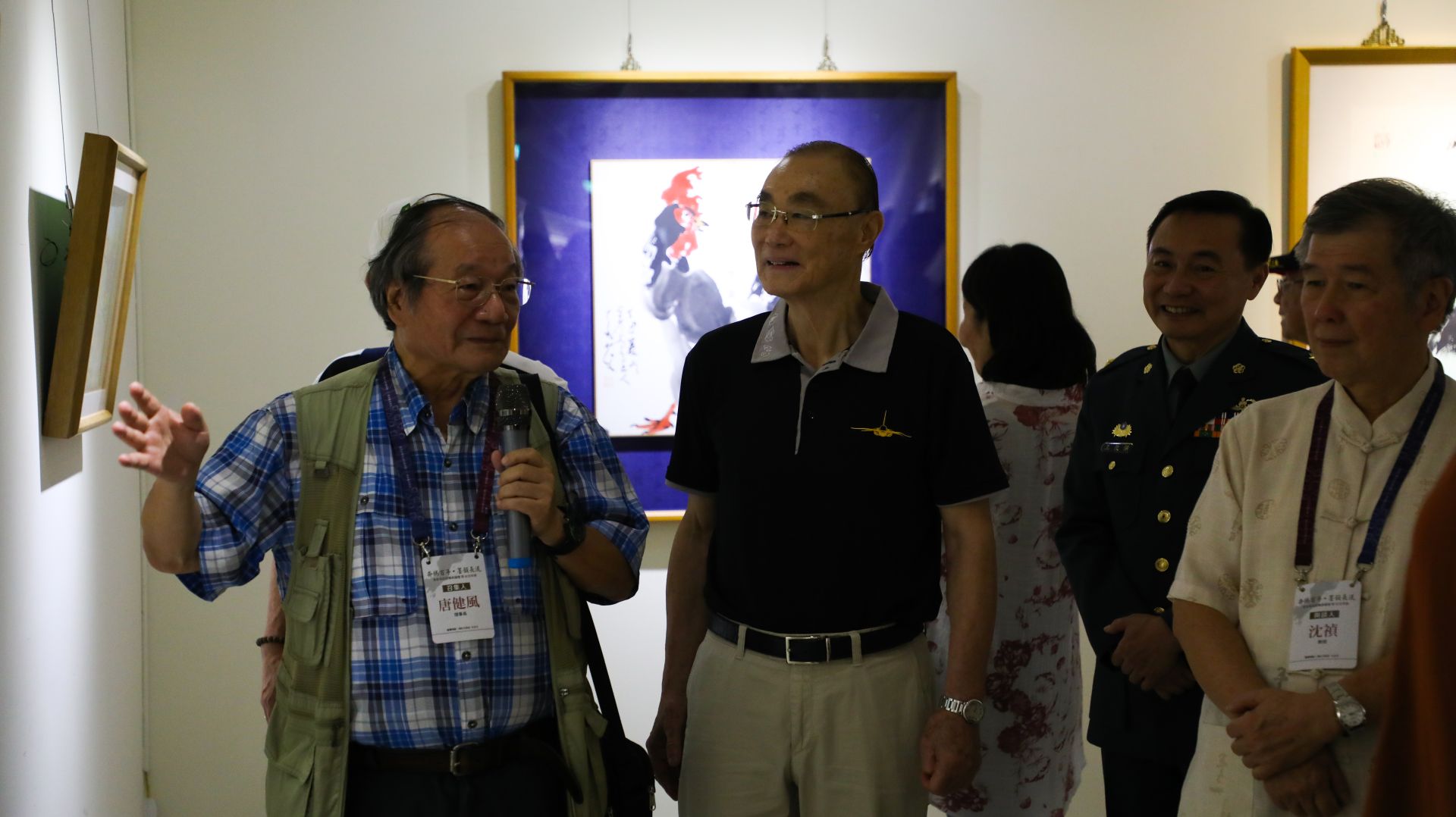  召集人唐健風解說每幅作品的故事及背景，帶領觀眾回顧李奇茂創作歷程與精神軌跡。（記者連琳攝）