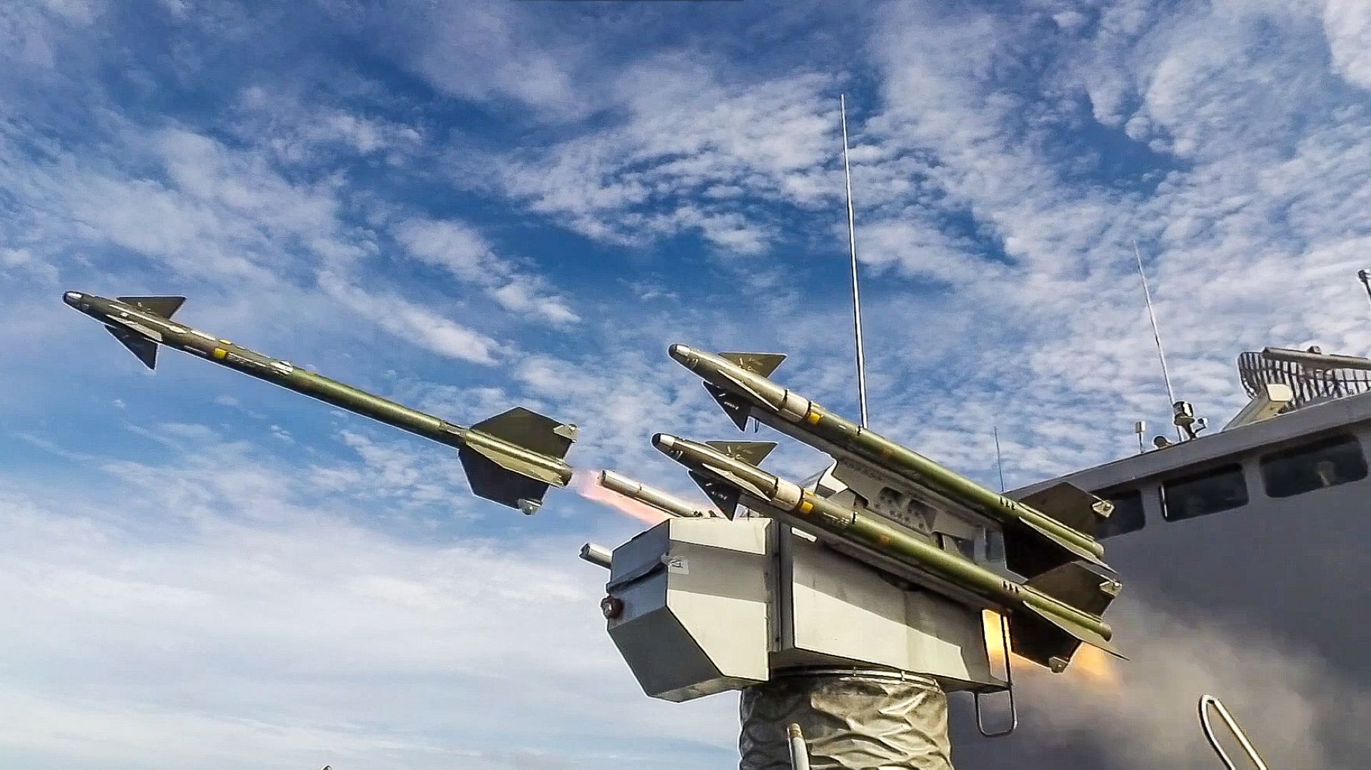 海軍甫結束為期5天的「114-2海強操演」，完成精實訓練驗收。總統賴清德昨日勗勉海軍62.1水面作戰支隊聯合截擊作戰計畫演練時強調，未來國軍將繼續朝向「新訓練、新思維、新裝備、新科技」方向前進，整合新興兵力和裝備技術，全面提升戰力。 （總統府提供）