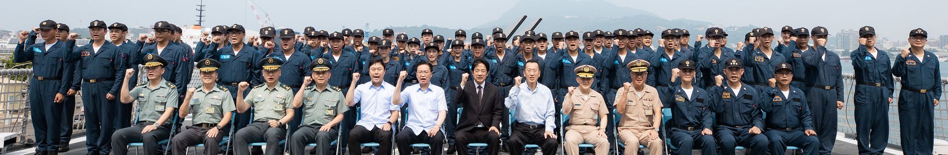 賴總統昨日前往高雄旗津營區勗勉海軍62.1水面作戰支隊。（總統府提供）