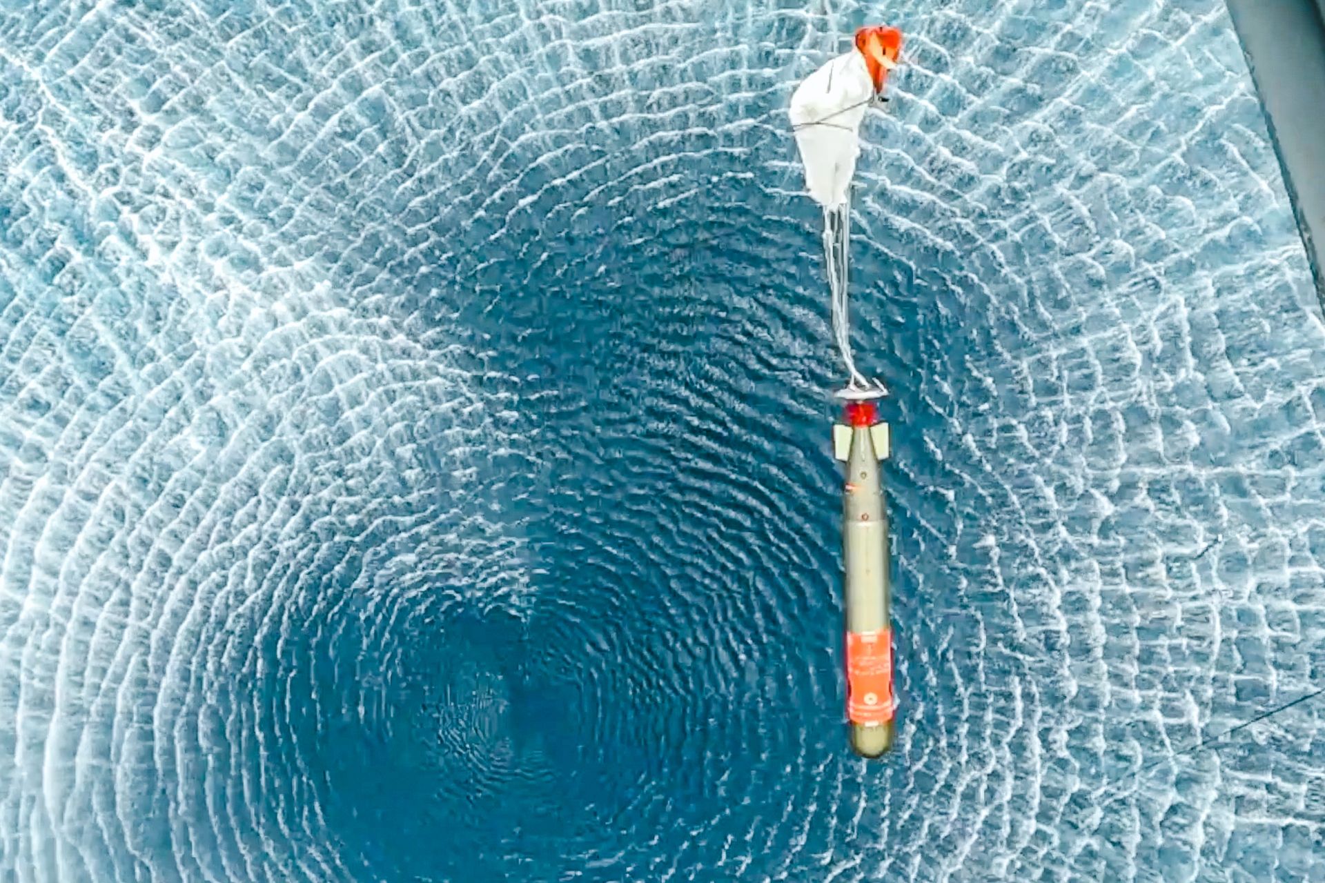 S–70C反潛直升機投放魚雷。（海軍艦隊指揮部提供）