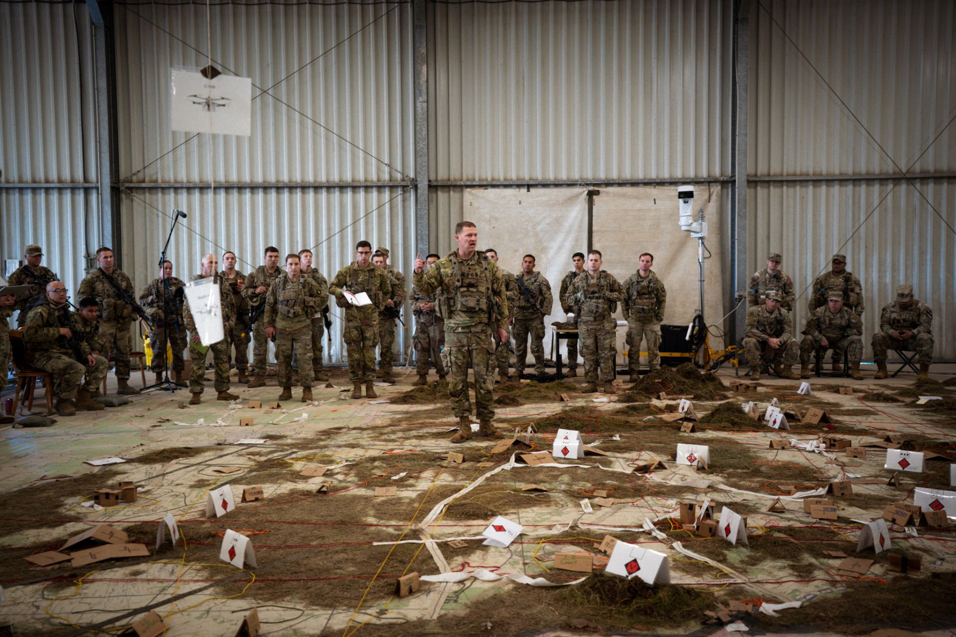   第2 MBCT官兵進行沙盤推演，規劃演習戰術並驗證新編制下的戰術、技令與教範。（取自DVIDS網站）