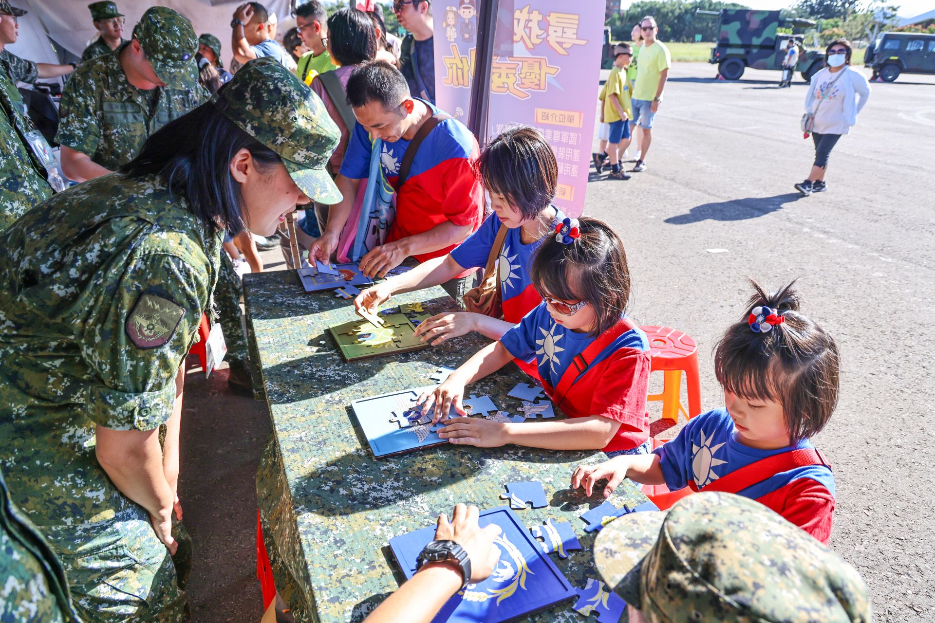 為推廣全民國防教育，國防部資通電軍指揮部昨日舉辦「全民國防教育走入鄉里」活動，透過裝備陳展、互動式體驗等豐富內容，在週末假期吸引民眾踴躍參與，展現全民對國防議題的高度關注與支持，有效凝聚全民國防共識。（記者劉宸瑋攝）