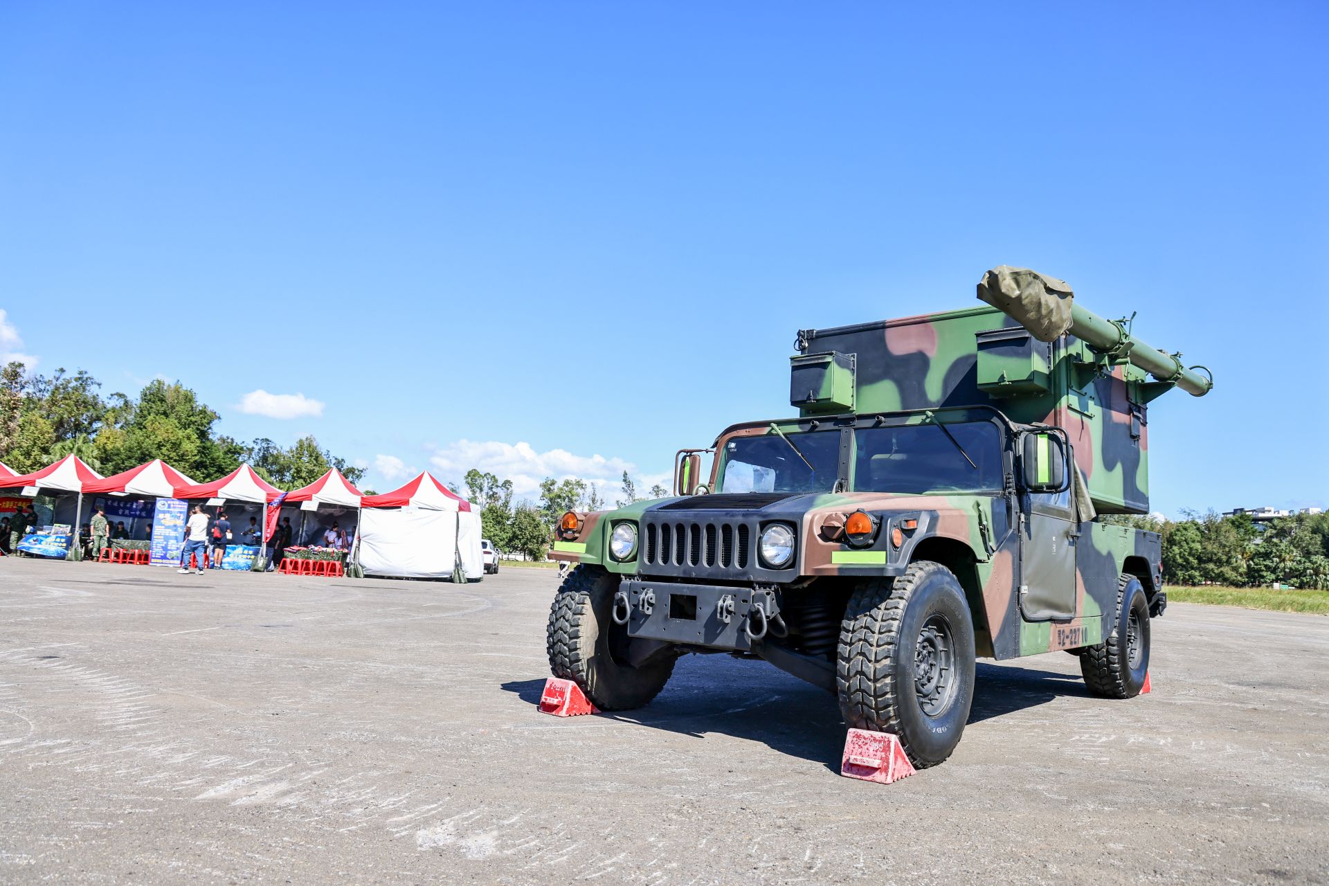 活動現場亦安排資通電軍裝備靜態陳展及各單位社團成果展示。（記者劉宸瑋攝）