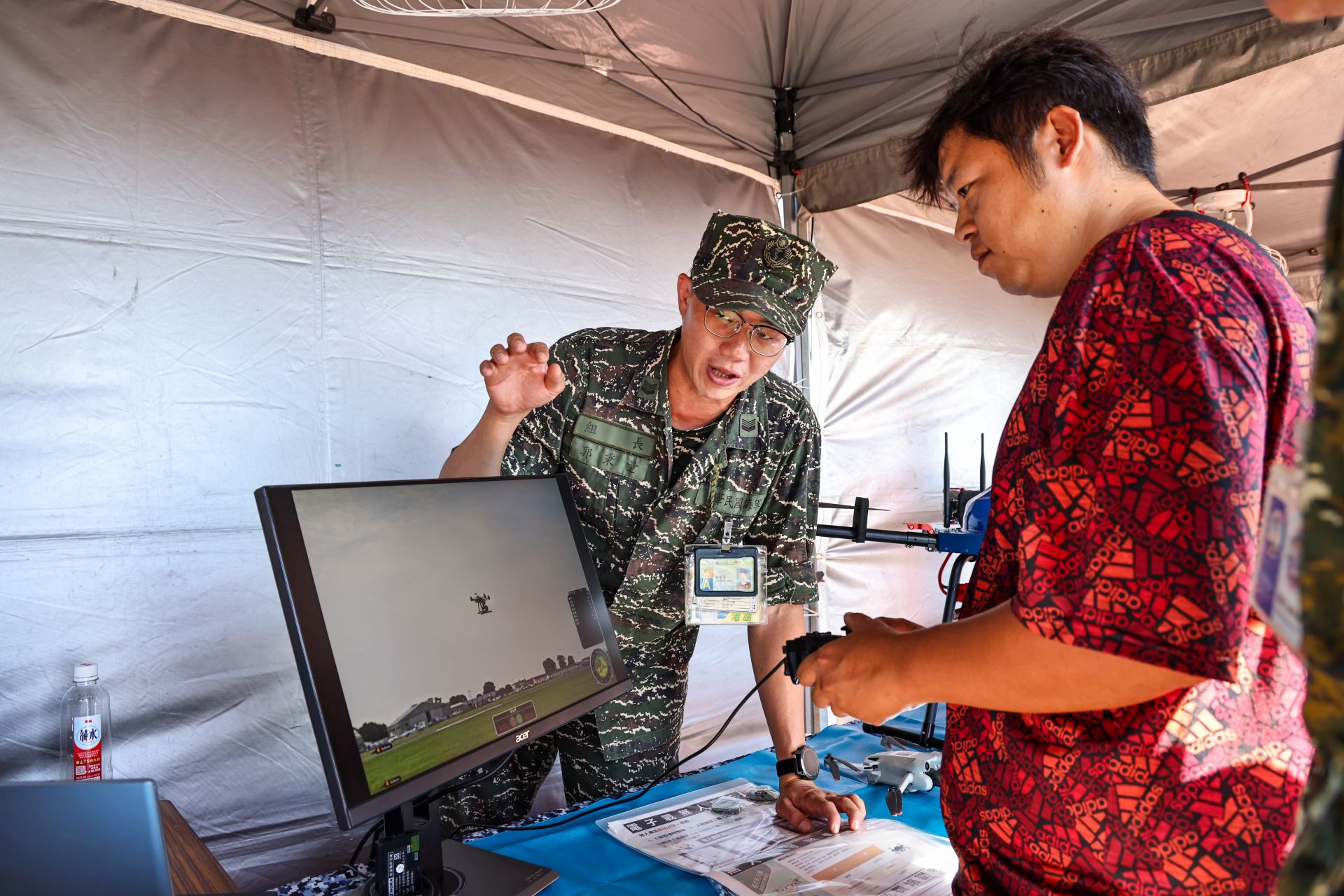 民眾體驗無人機模擬操作，感受飛行操控樂趣。（記者劉宸瑋攝）