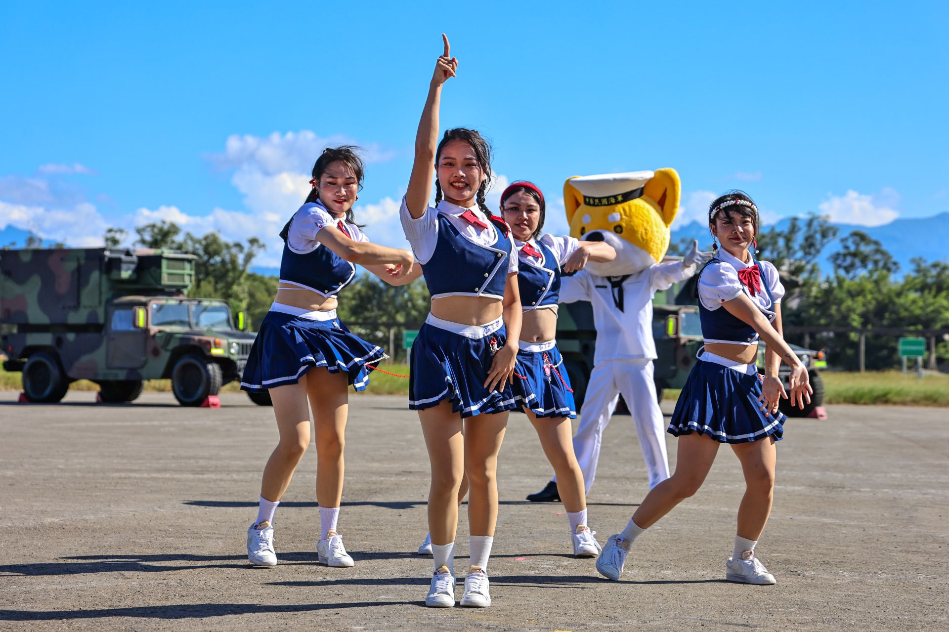 國防部藝工隊以青春活力的熱舞表演炒熱氣氛，充分展現國軍多元文化與正向形象。（記者劉宸瑋攝）