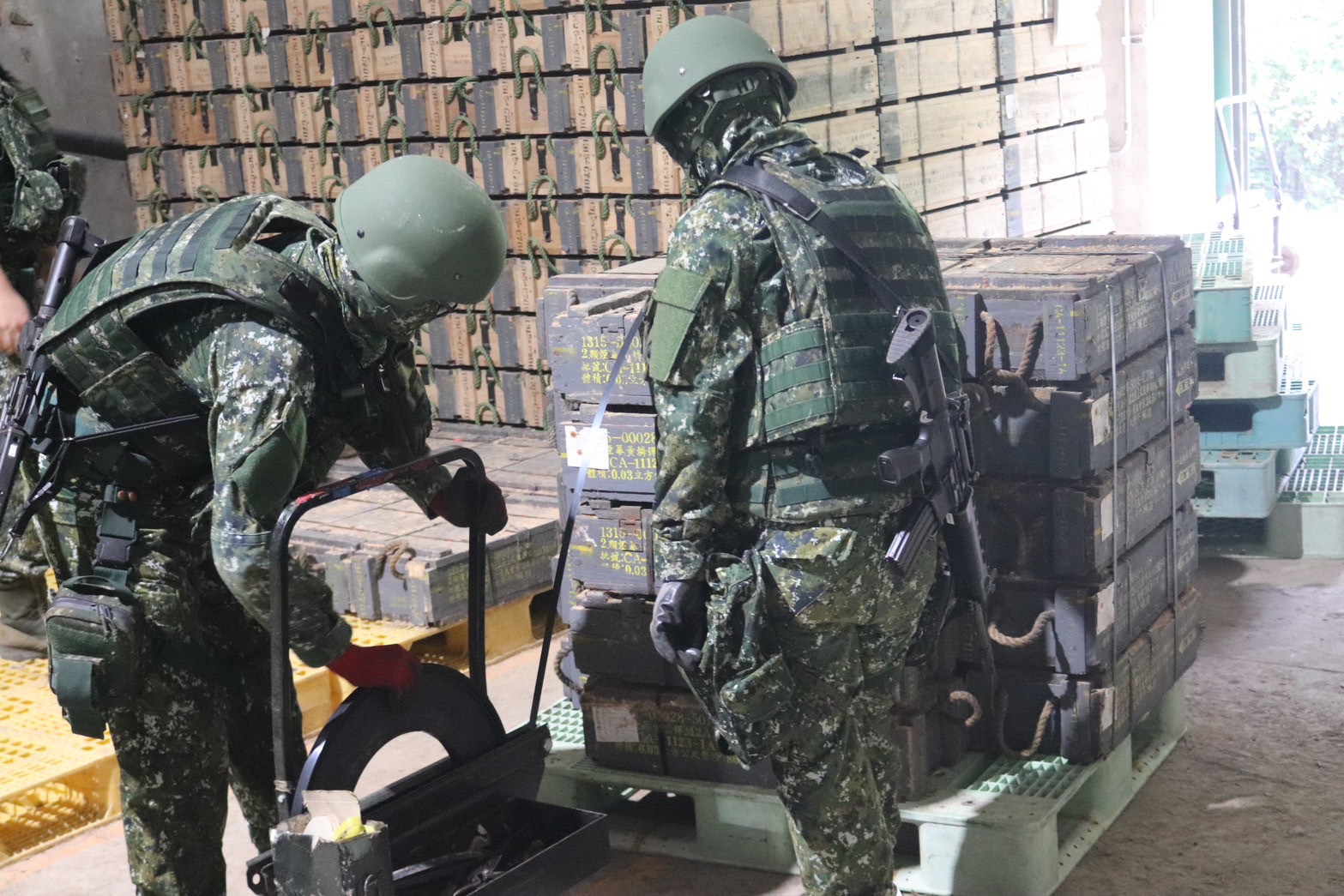 彈藥入庫前均由官兵完成清點、打包，整齊擺放定位，確保彈藥維管安全無虞。（記者謝承宏攝）