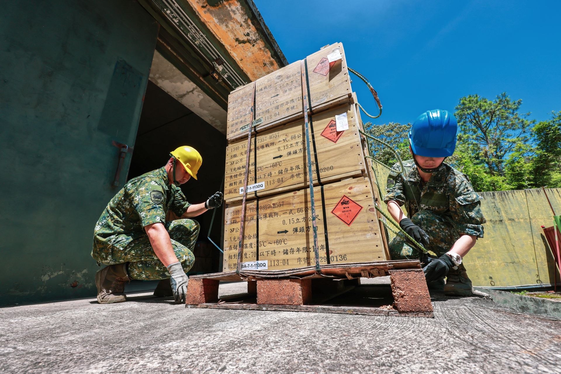 定期巡檢庫儲設施、清點與檢查彈藥，嚴格落實風險管控與維護管理，確保庫儲管理萬無一失。（記者謝承宏攝）