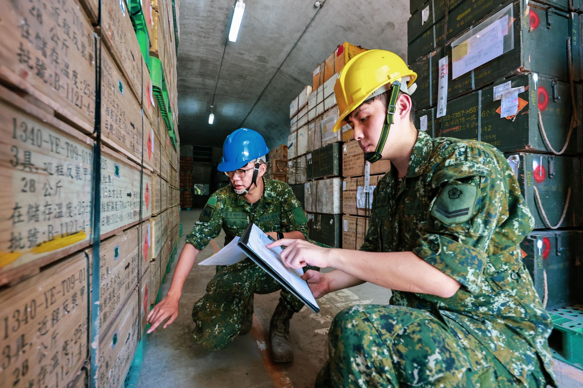 官兵依據作業規範與期程要求，嚴格落實風險管控與庫儲管理，確保每批彈藥皆維持在最安全、最佳狀態。（記者謝承宏攝） 