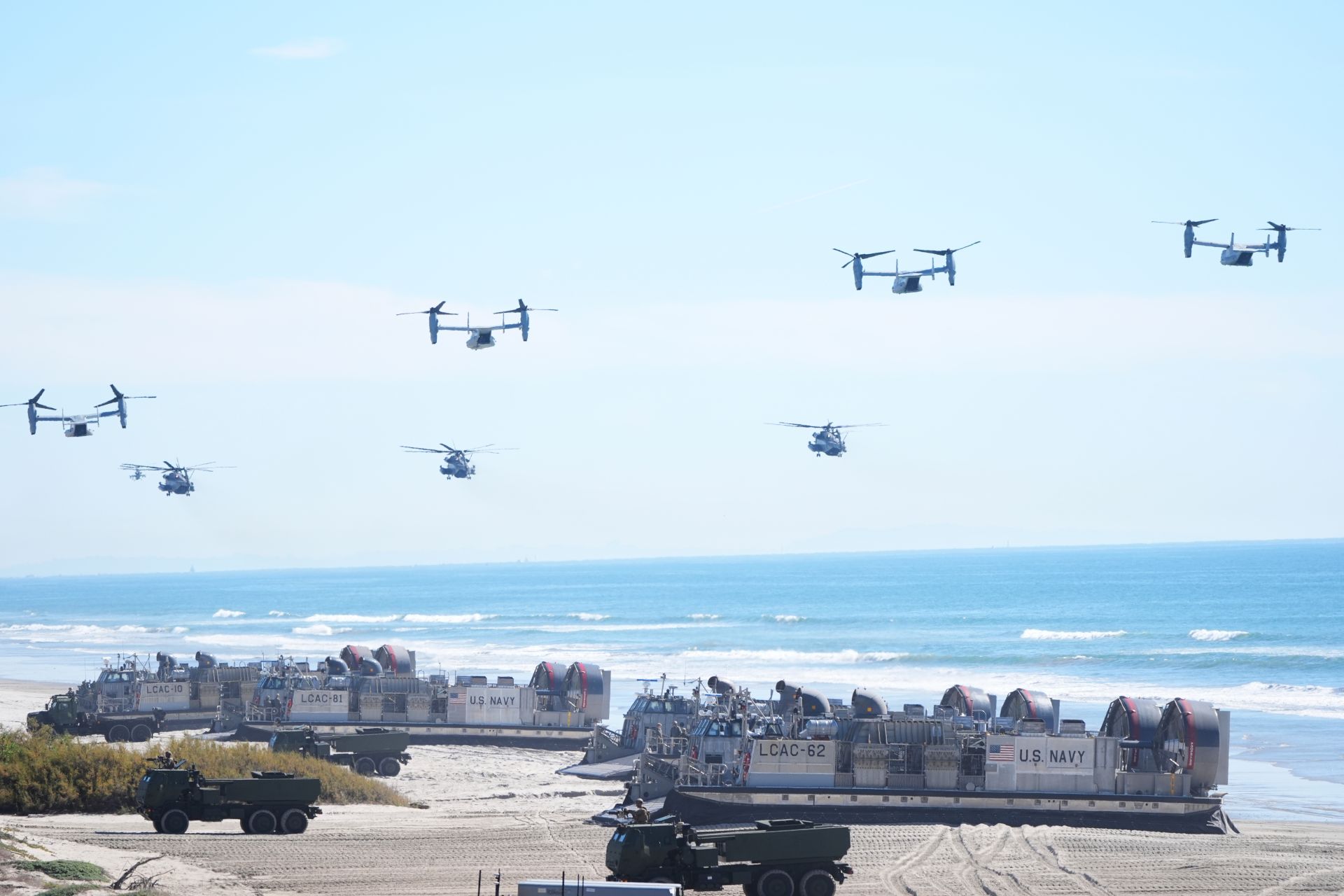 陸戰隊在加州近海舉行兩棲登陸模擬演訓，展示先進投射戰力。（達志影像／美聯社）