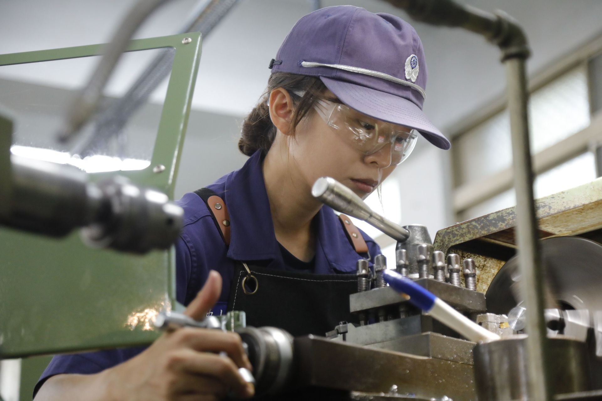 參賽官兵進行「機械加工」項目，全神貫注，按程序、步驟、要領，細心謹慎逐一測評內容。（記者孫建屏攝）