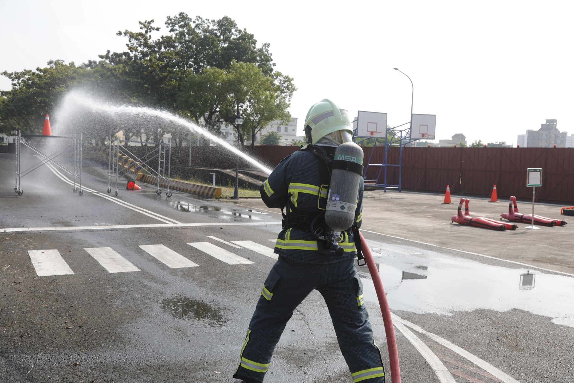 為驗證空軍後勤人員的訓練成效，空軍「114年後勤技能評比」日前於空軍航空技術學院舉行，來自空軍各單位的後勤精英齊聚一堂，專注投入專業技勤評比，項目涵蓋飛機修護等，有效提升整體專業職能。（記者孫建屏攝）