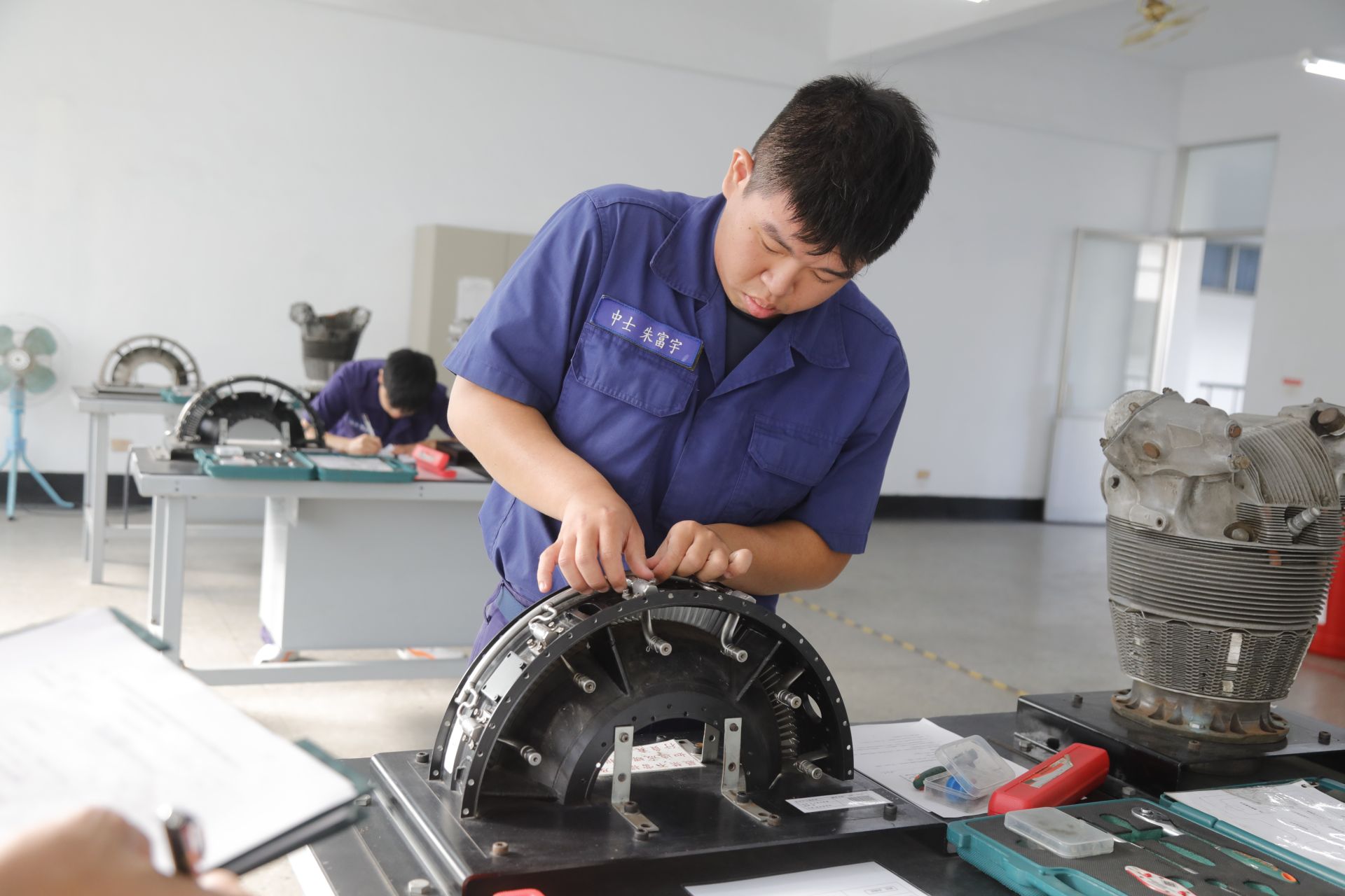 為驗證空軍後勤人員的訓練成效，空軍「114年後勤技能評比」日前於空軍航空技術學院舉行，來自空軍各單位的後勤精英齊聚一堂，專注投入專業技勤評比，項目涵蓋飛機修護等，有效提升整體專業職能。（記者孫建屏攝）