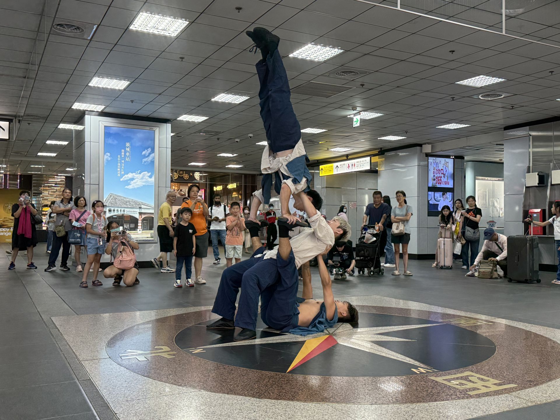 為迎接「2025臺北客家義民嘉年華」即將到來，臺北市客委會於昨（19）日在臺北車站邀請《搏逗兄弟》快閃表演。（臺北市客委會提供）