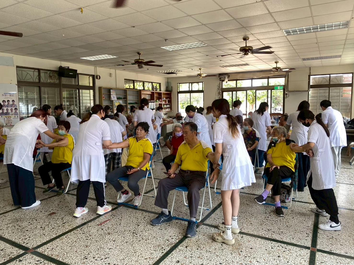 開設健康保健專業課程，輔導居民習相關知識技能，取得專業證照並發展第二專長。(輔英科大提供)